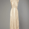 Robe longue 1930 en satin de soie ivoire et garnitures de tresses en perles