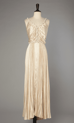 Robe longue 1930 en satin de soie ivoire et garnitures de tresses en perles