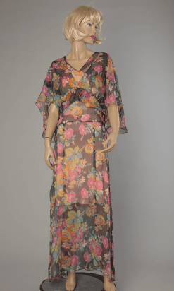 Robe longue 1930 en mousseline noire imprimée de fleurs multicolore