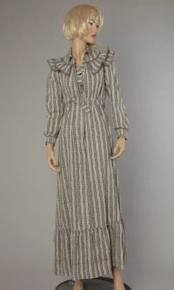 Déshabillé XIX en flanelle grise et noire à motifs de frises