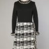 Robe en lainage 1970 noire, grise et blanche bordée de franges en laine