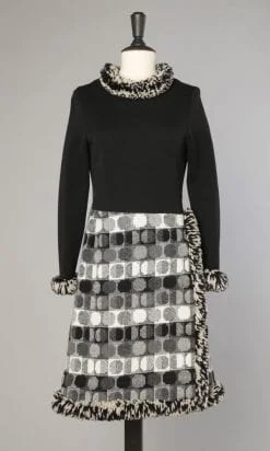 Robe en lainage 1970 noire, grise et blanche bordée de franges en laine