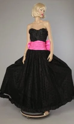Alternative view of Robe de bal bustier en organza à plumetis noir 1980