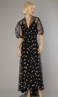 Robe longue en tulle noir 1930 brodée de pois roses