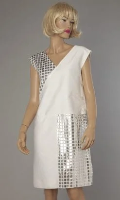Robe vintage Courrèges en coton blanc thermocollé de carreaux argentés
