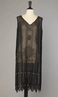 Robe en crêpe georgette noire 1925 brodée de perles et strass