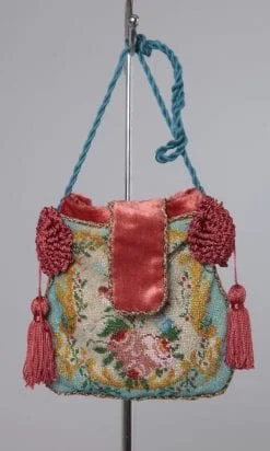 Sac XIX en micro perles de verre tissées sur velours de soie corail