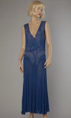 Robe 1930 en mousseline de soie bleue perlée argent