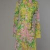 Robe 1970 en nyon imprimée de fleurs jaunes, roses, vertes