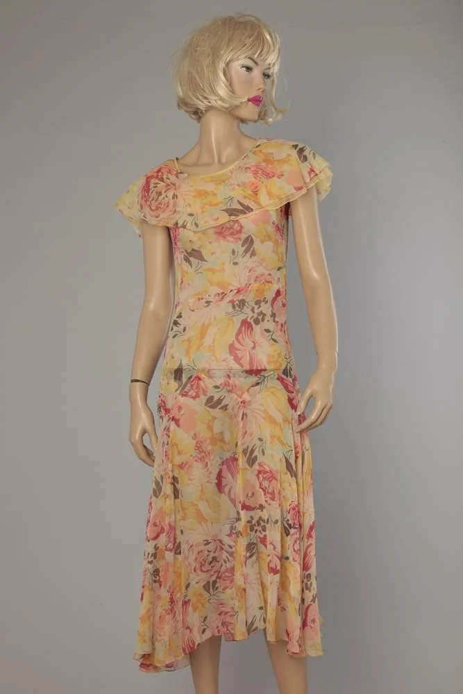 Robe 1930 en mousseline de soie jaune imprimée de fleurs