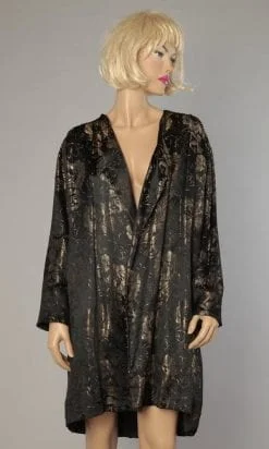 Longue veste en satin noir broché or 1930