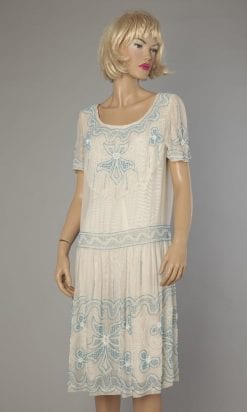 Robe en tulle blanc 1920 brodée de perles blanches et bleues