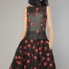 Robe vintage en tulle noir et fleurs en raphia rouge