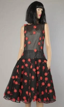 Robe vintage en tulle noir et fleurs en raphia rouge