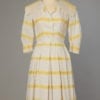 Robe en piqué de coton blanche à rayures satinées jaunes