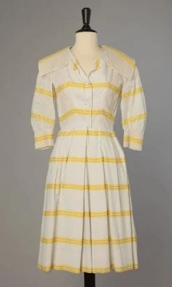 Robe en piqué de coton blanche à rayures satinées jaunes