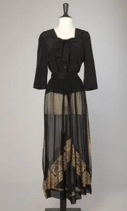 Chemisier en nylon rose imprimé de petits motifs blancs 1950