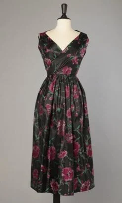 Robe 1950 en taffetas de soie noir imprimée de fleurs rouges et roses