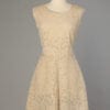 Robe 1950-1960 en guipure écrue brodée blanche