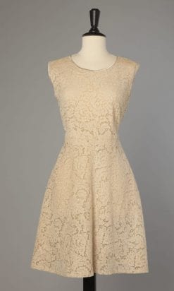 Robe 1950-1960 en guipure écrue brodée blanche