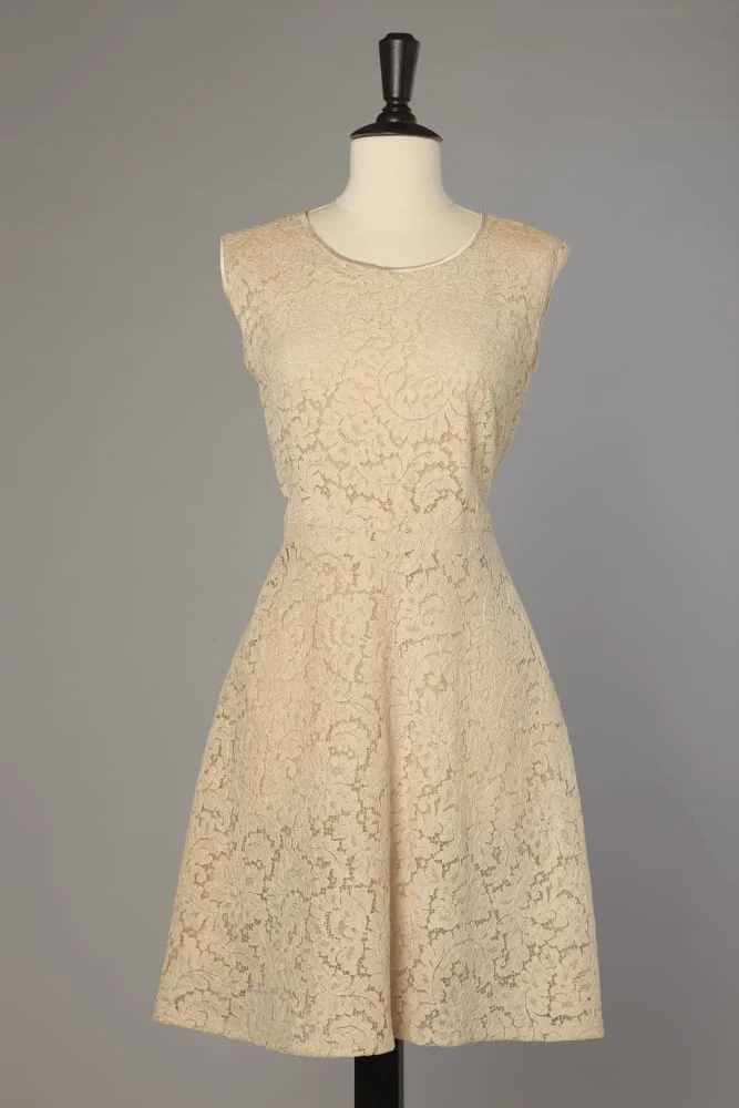 Robe 1950-1960 en guipure écrue brodée blanche