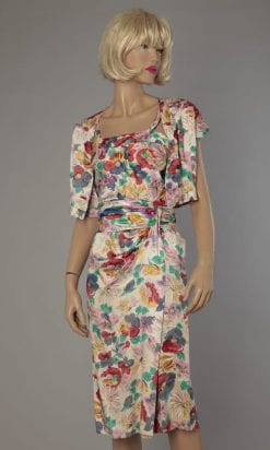Robe 1940 en satin blanc et boléro imprimée de fleurs