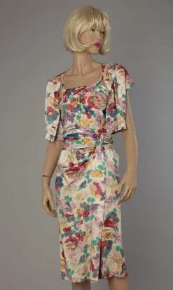 Robe 1940 en satin blanc et boléro imprimée de fleurs
