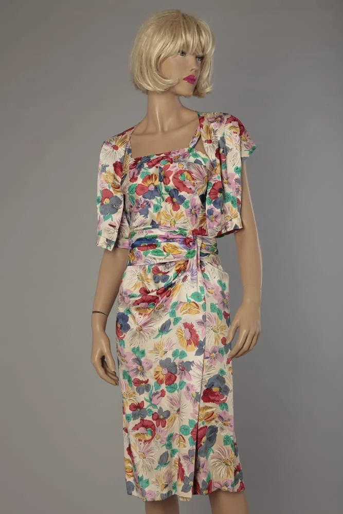 Robe 1940 en satin blanc et boléro imprimée de fleurs