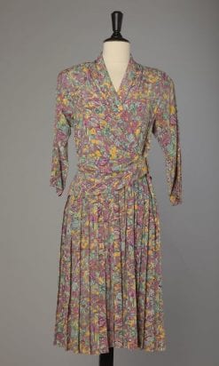 Robe 1940 en soie rose imprimé de motifs multicolore