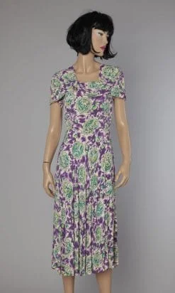 Robe 1940 en crêpe imprimée de fleurs et de médaillons