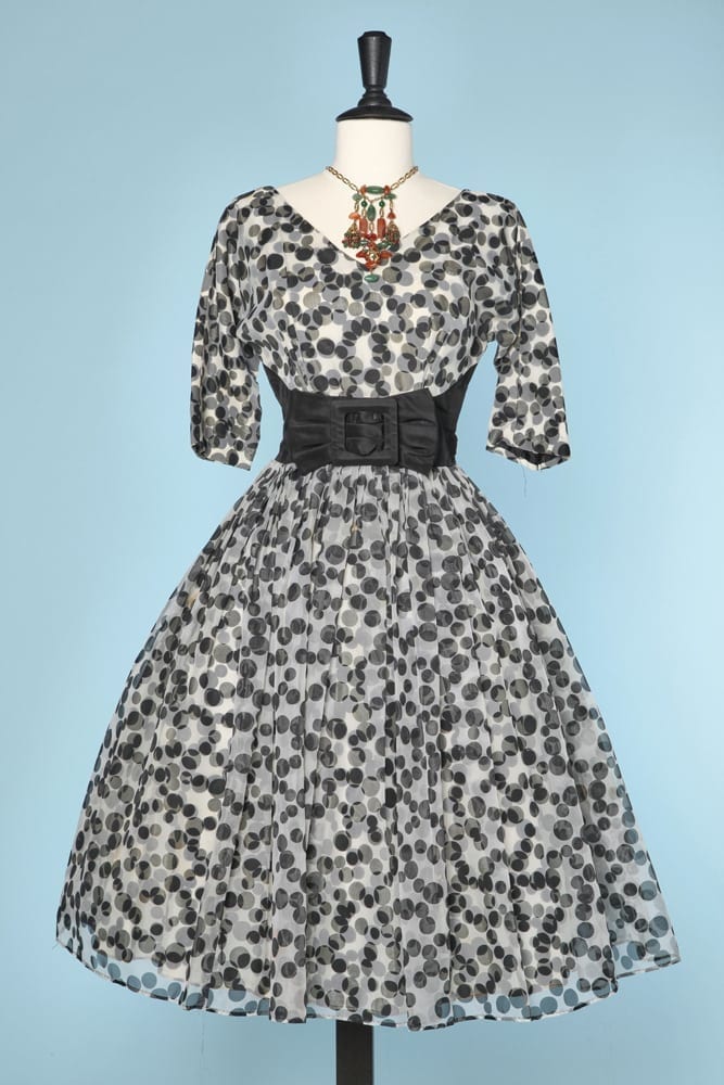 Robe 1950 en voile de nylon blanc à pois noirs