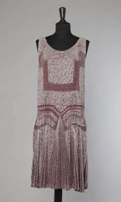 Robe 1925 en voie de coton bordeaux perlée grise argent