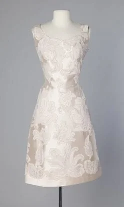 Robe en soie sauvage 1960 incrustée de grands motifs en dentelle