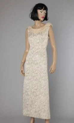 Robe longue 1960 en soie gaufrée lamée argent, encolure en vison