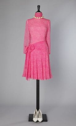 Robe en mousseline de soie rose et blanche 1960 - 1970