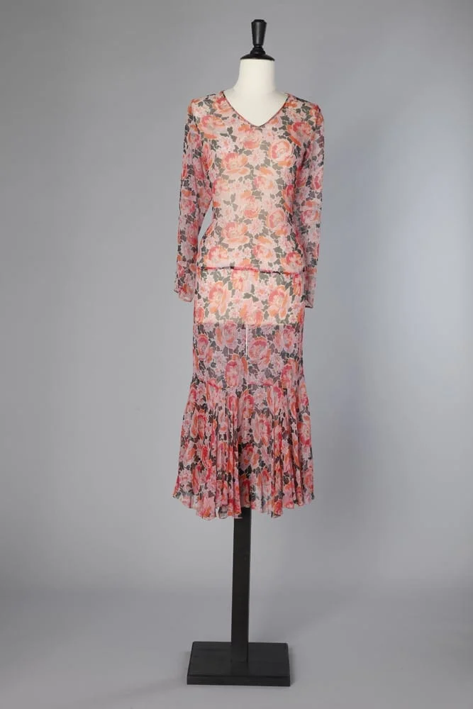 Robe en mousseline de soie 1930 imprimée de fleurs roses et oranges