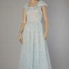 Robe longue en organdi bleu brodé blanc 1940