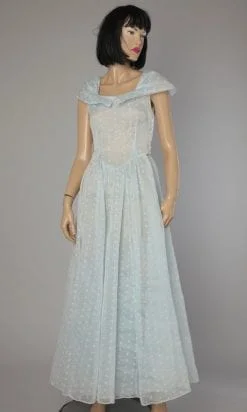 Robe longue en organdi bleu brodé blanc 1940