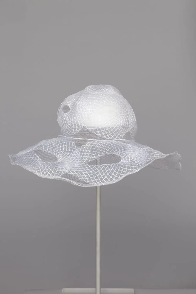 Capeline 1970 en crain de nylon blanc – Image 3
