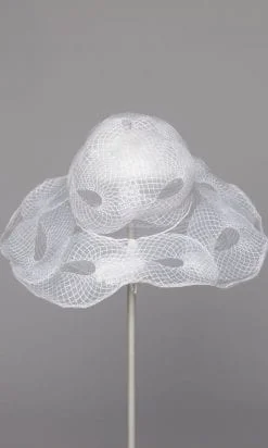 Capeline 1970 en crain de nylon blanc