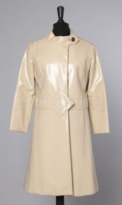 Imperméable en skaï 1970 griffé Pierre Cardin