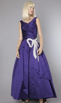 Robe longue du soir en soie violette et nœud en strass