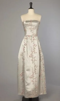 Robe longue bustier en satin de soie gris brodé 1960