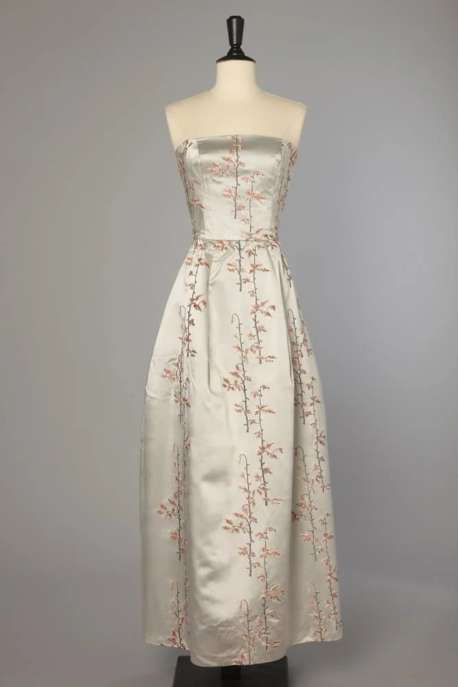 Robe longue bustier en satin de soie gris brodé 1960