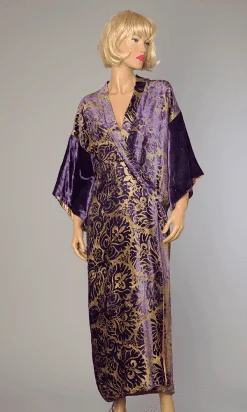 Kimono en velours de soie violet et motifs au pochoir or
