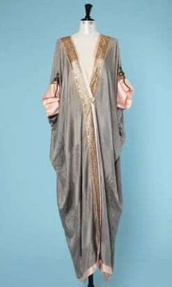 Manteau du soir en satin damassé gris et dentelle or 1910
