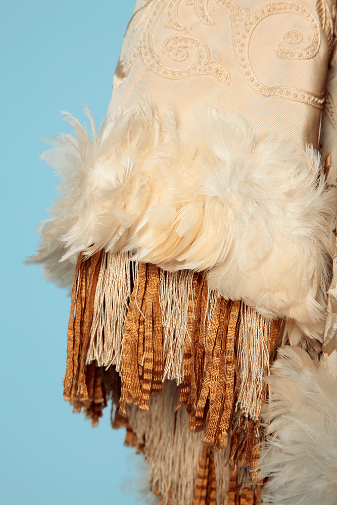 Visite XIX en reps de soie ivoire brodée et garnie de franges – Image 3