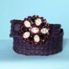 Ceinture en crocodile violet et grosse boucle avec pierres blanches et violettes