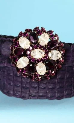 Ceinture en crocodile violet et grosse boucle avec pierres blanches et violettes