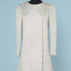 Robe manteau en satin blanc gaufré et fils lurex argent 1960 - 1970